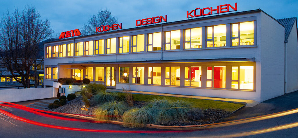 Kontakt und Anfahrt zur Heid-Küchen AG, die Küchenarchitektur-Firma in Sissach, Baselland. Ein Bild vom Küchenbauer mit Showroom und Manufaktur von Design Küchen in der Schweiz.