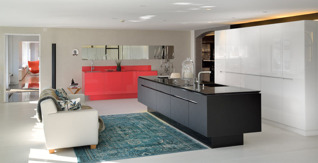 Impression von unserer Küchenausstellung auf 800m² mit unzähligen Küchen aus eigener Produktion, in verschiedensten Farben und Materialen.